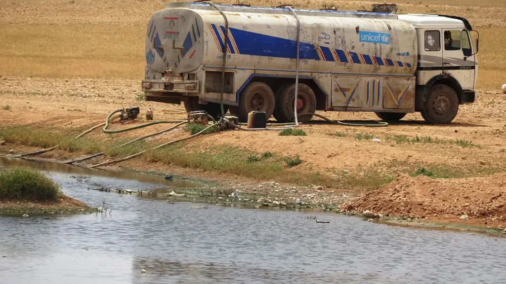 نازحو مخيم عين عيسى يتنفسون الصعداء بعد إيجاد حل إسعافي لمشكلة المستنقع