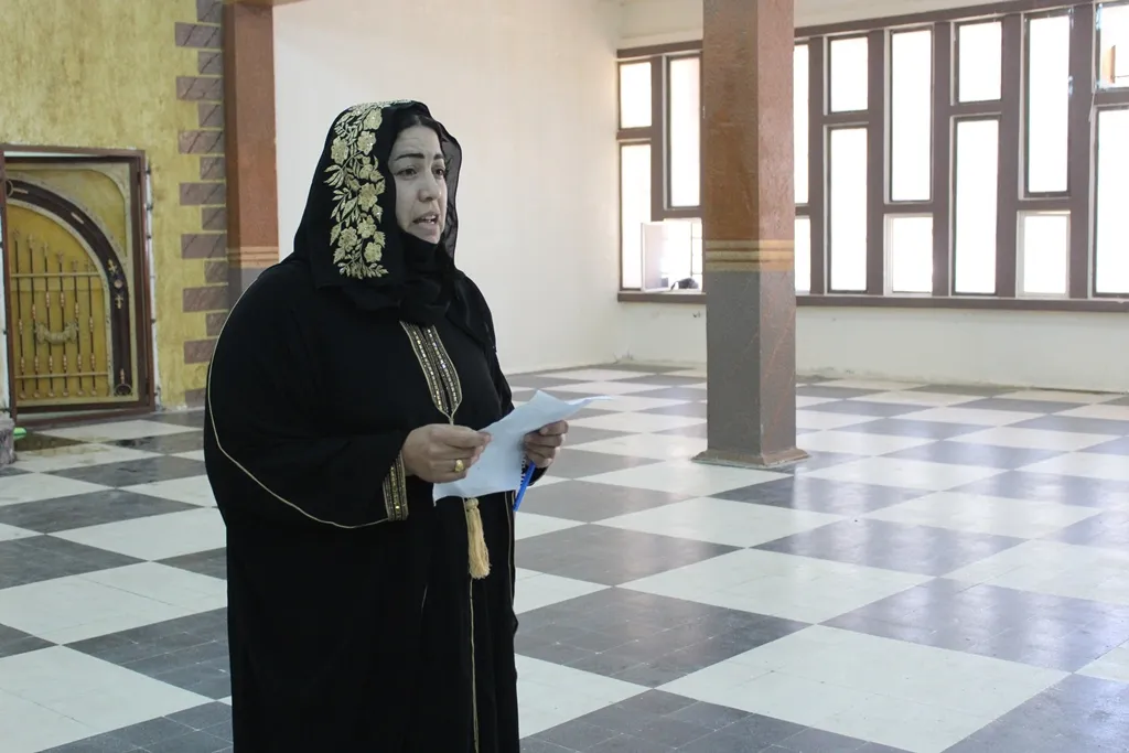 المرأة في الطبقة تتخلص من العبودية عن طريق التدريب