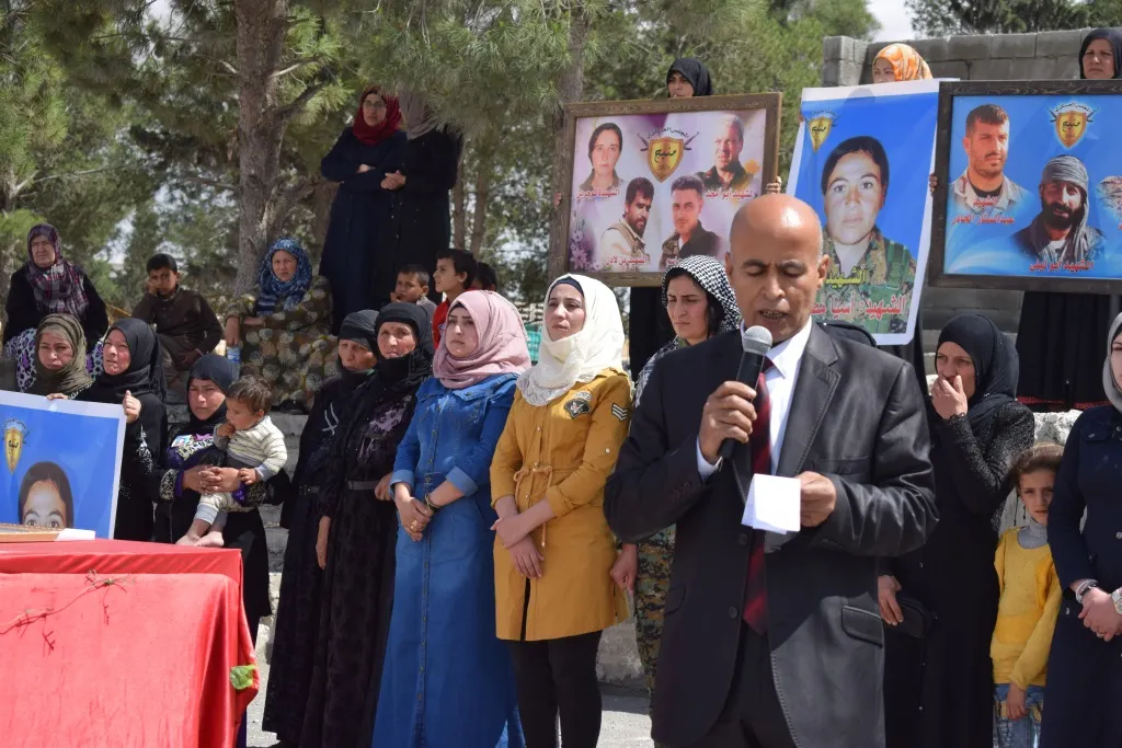 مراسم غيابية للشهيدة آسيا المقاتلة في صفوف مجلس منبج العسكري
