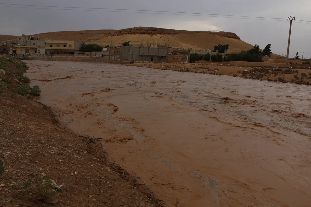 أمطار غزيرة تثلج قلوب المزارعين في الطبقة