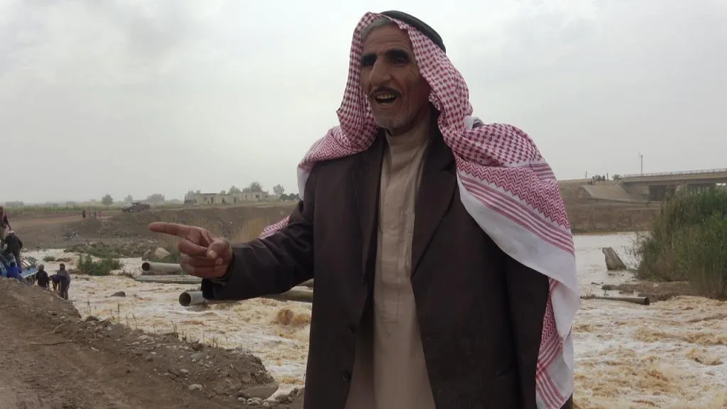 انحراف شاحنة وانحرافها عن مسارها على جسر رقة السمرة