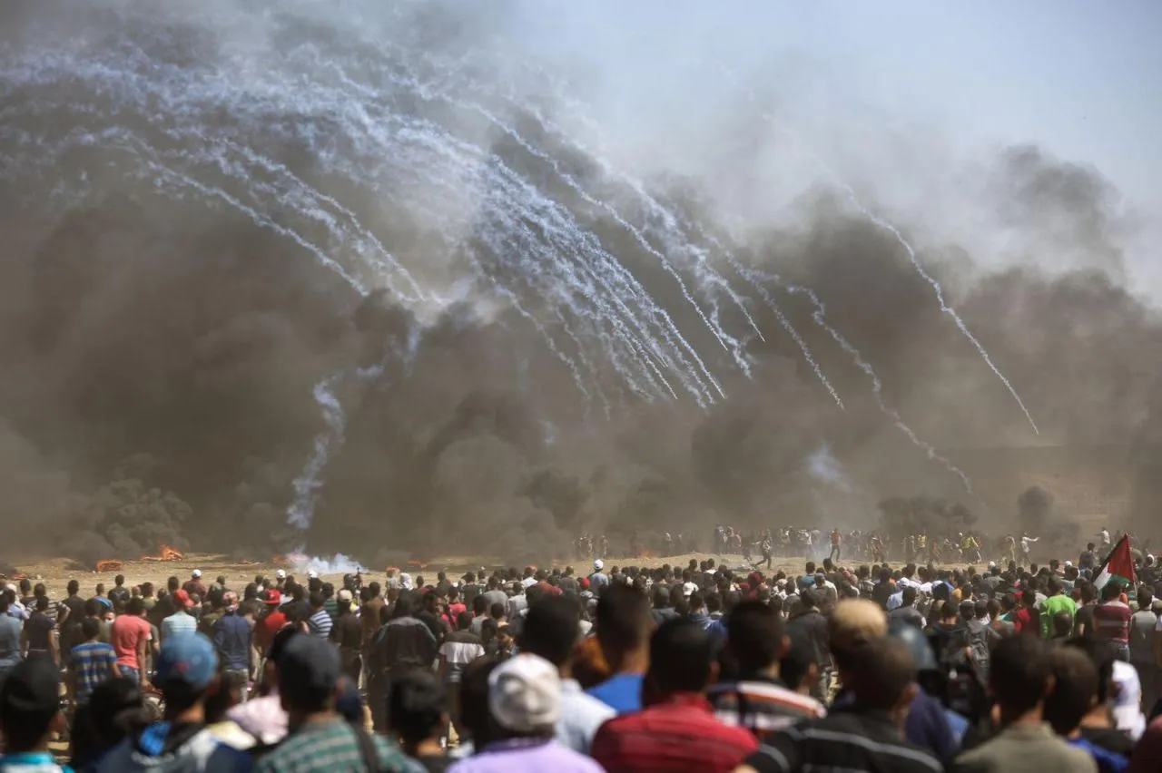 فلسطيني يفقد حياته بقناصة القوات الاسرائيلية وإصابة أخرين