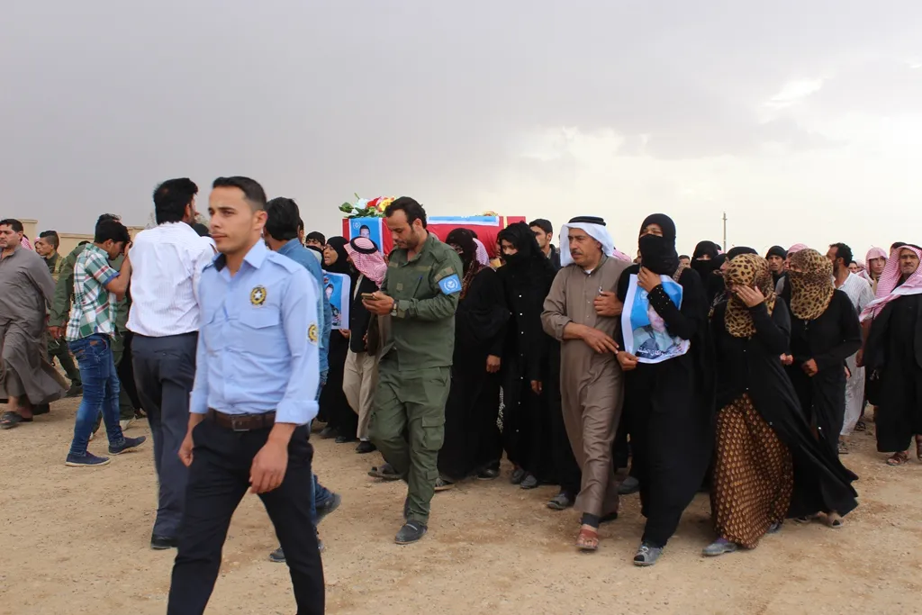 أهالي الطبقة يشيعون جثمان الشهيد راكان إلى مثواه الأخير