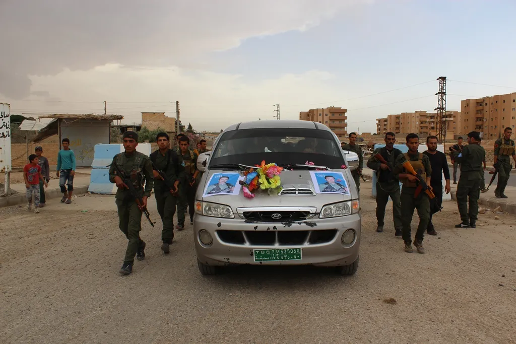 أهالي الطبقة يشيعون جثمان الشهيد راكان إلى مثواه الأخير