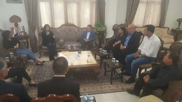 وفد من الإدارة الذاتية يقدم العزاء لذوي ورفاق المناضل عادل مراد
