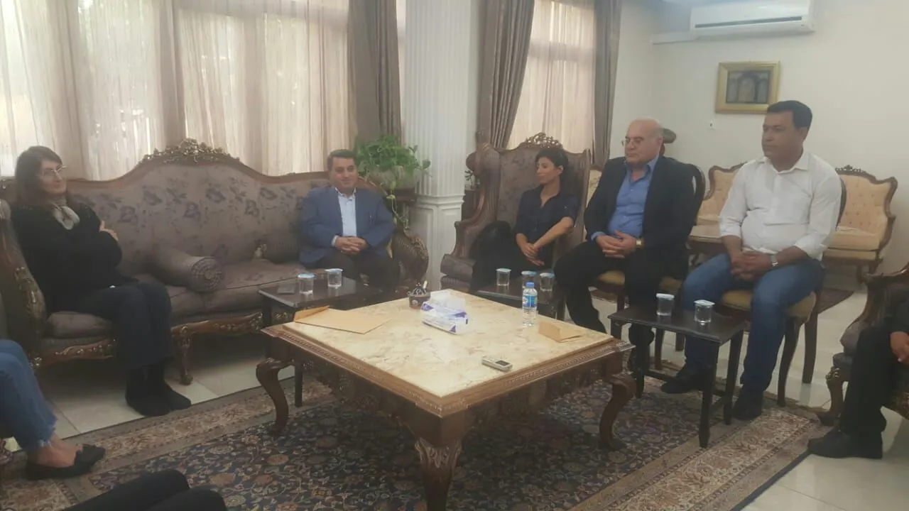 وفد من الإدارة الذاتية يقدم العزاء لذوي ورفاق المناضل عادل مراد