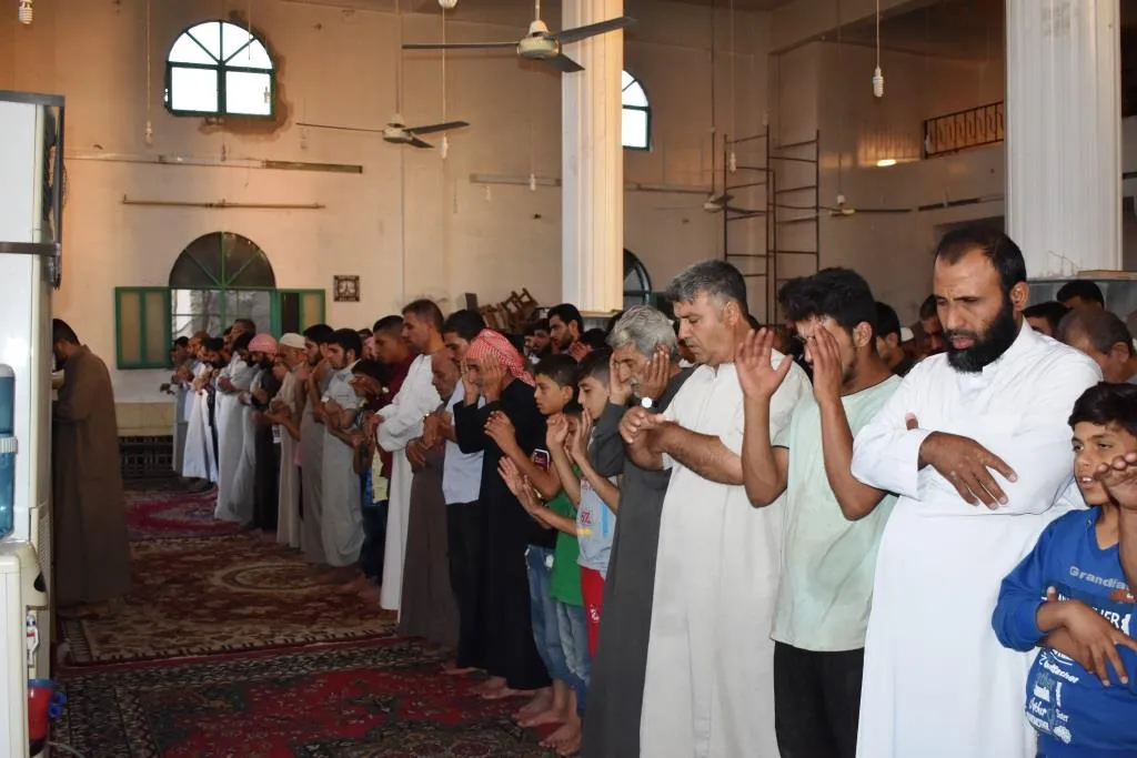 لأول مرة يؤدي أهالي مدينة الرقة صلاة العيد بحرية
