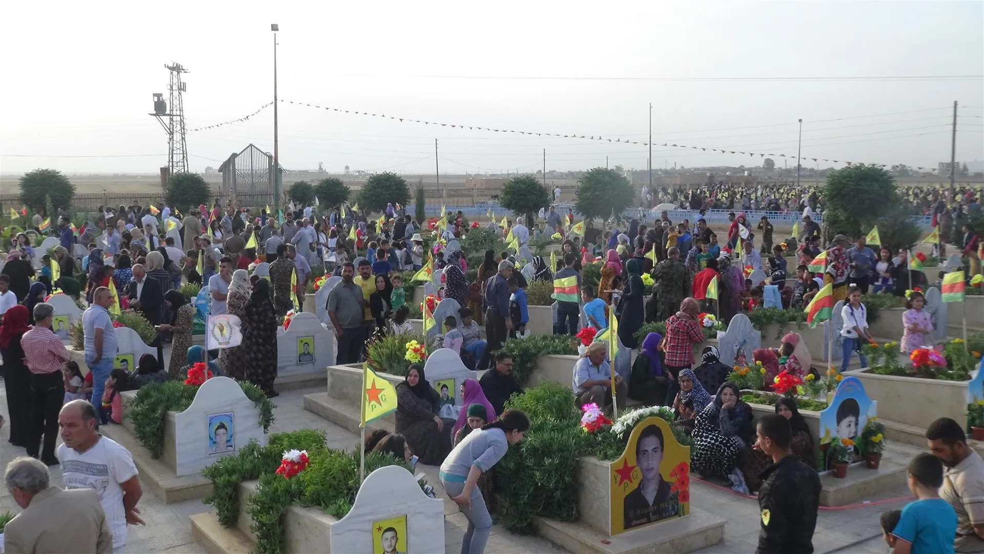 أهالي مقاطعة الحسكة يزورون أضرحة الشهداء في يوم العيد