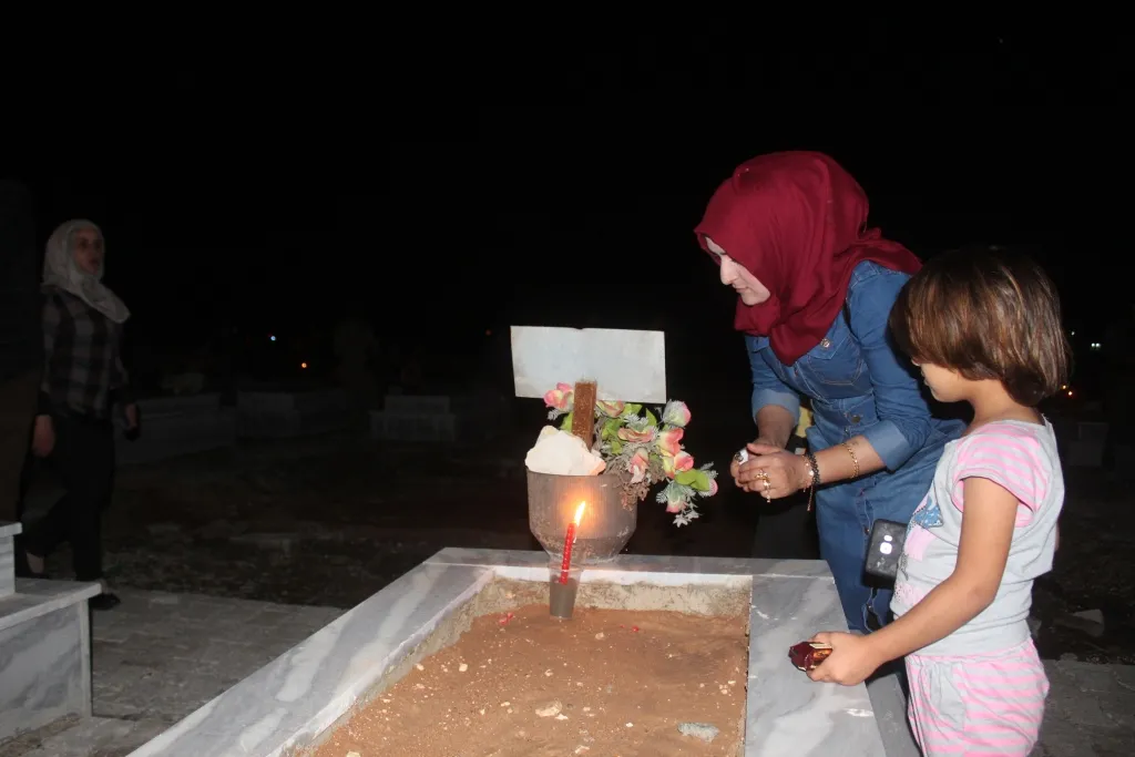 بمناسبة عيد الفطر.. عوائل الشهداء يزورون أضرحة الشهداء في منبج