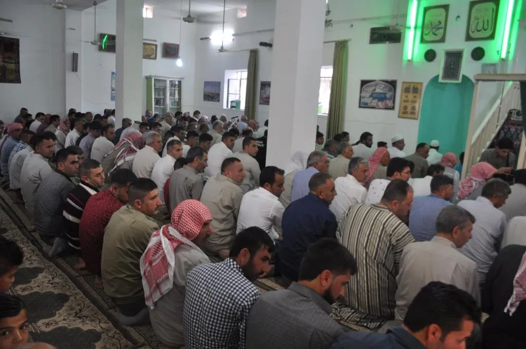 صبيحة عيد الفطر.. أهالي أقليم الفرات يؤدون صلاة العيد ويزورون أضرحة الشهداء