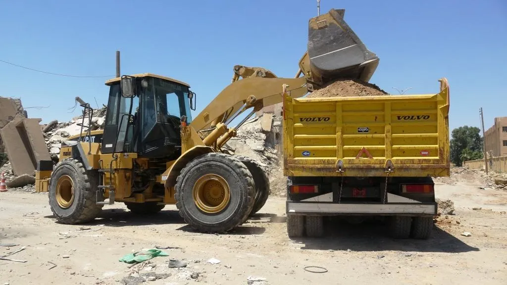 جهود مستمرة من لجنة إعادة الأعمار بإزالة الركام المتبقي بمدينة الرقة