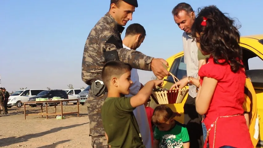   أهالي الطبقة والإدارة المدنية يؤديان صلاة العيد ويزورون أضرحة الشهداء