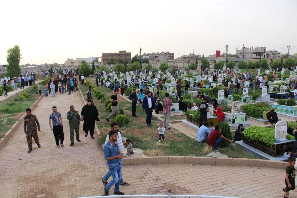 أهالي مقاطعة قامشلو يزورون أضرحة أبنائهم الشهداء في عيد الفطر