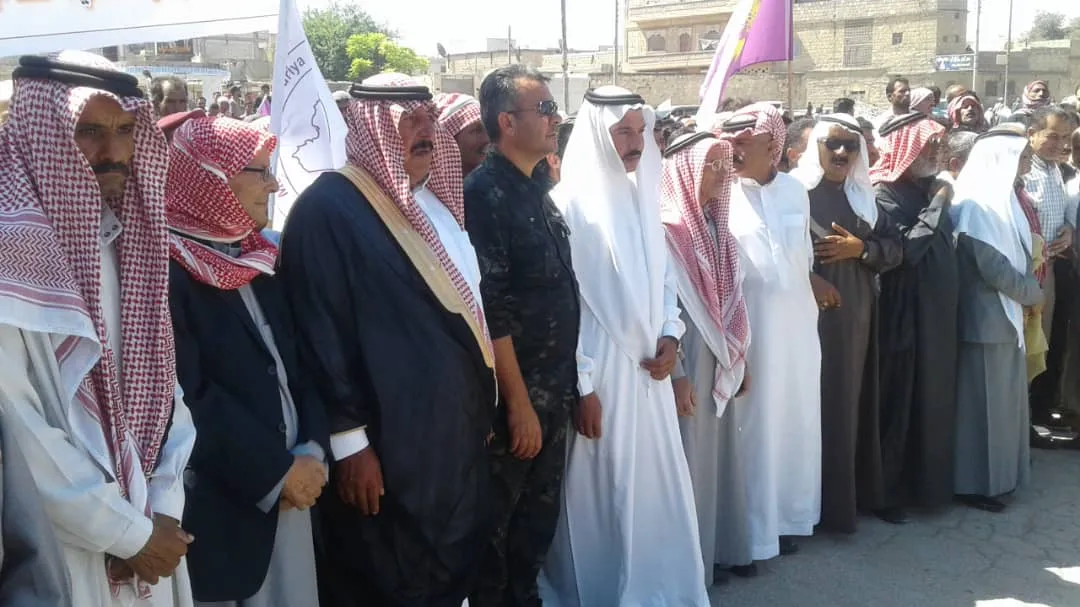 منبج تتظاهر شيباً وشباباً رفضاً للتهديدات التركية بالتوغل في أراضيها