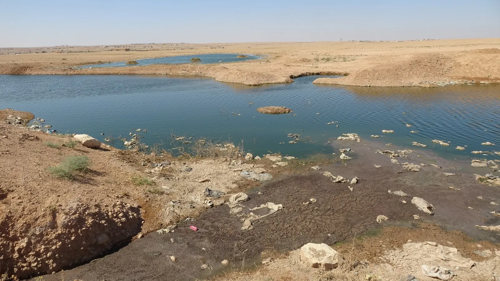 مياه مستنقع مخيم عين عيسى تهدد النازحين
