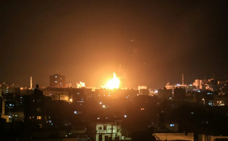 إسرائيل تقصف 25 هدفاً في غزة رداً على إطلاق صواريخ