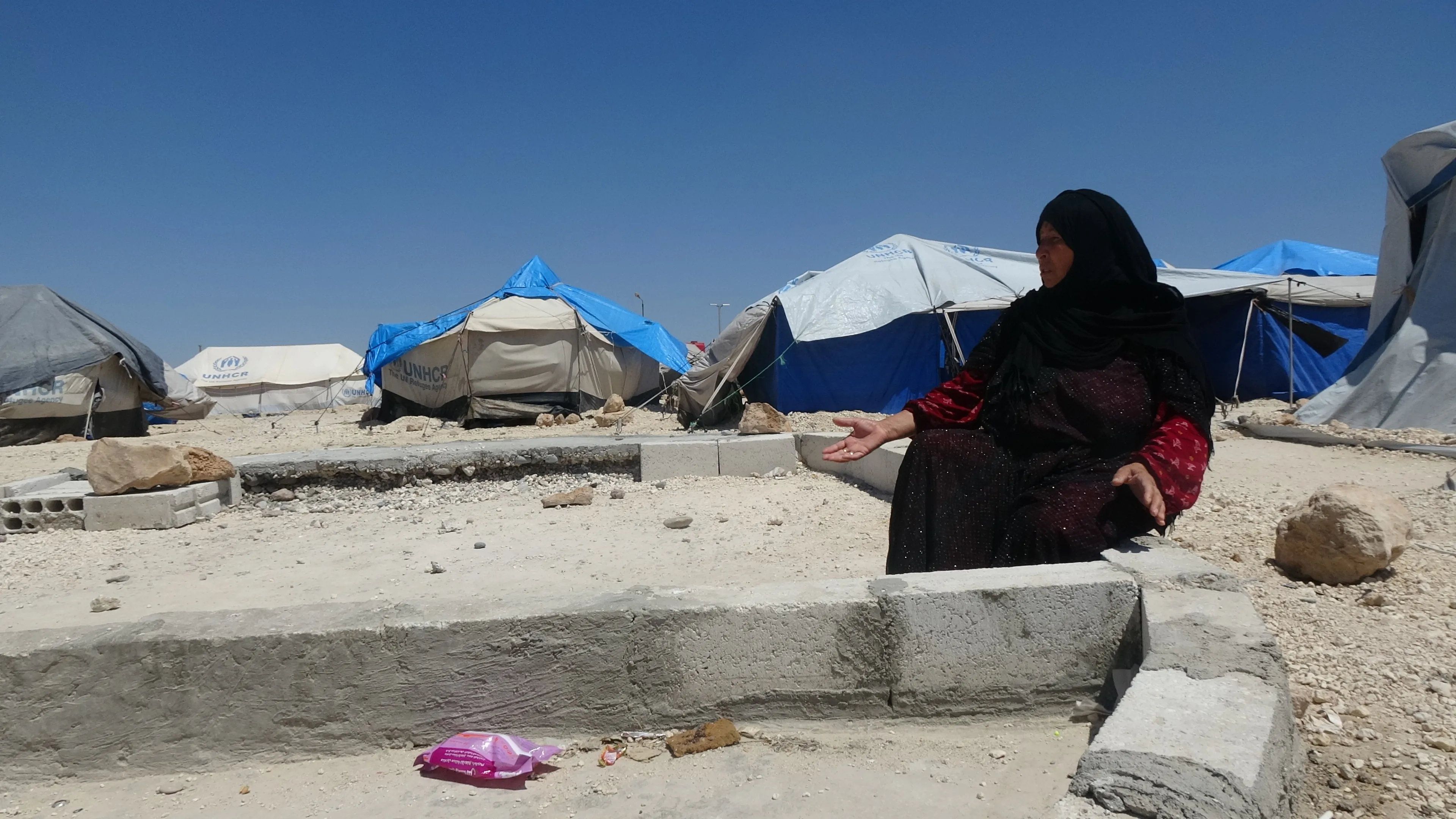 نصف نازحي مخيم عين عيسى بحاجة لمأوى والمنظمات تتجاهل