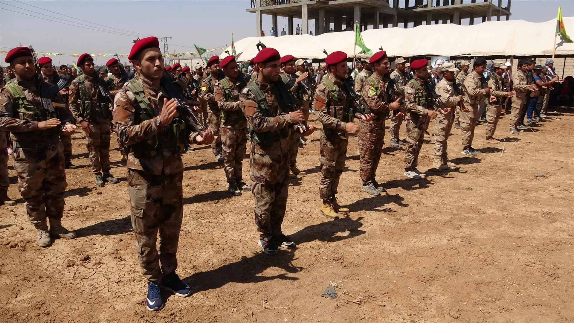 في مسيرة حاشدة: قنديل قلعة الصمود ومقبرة الغزاة