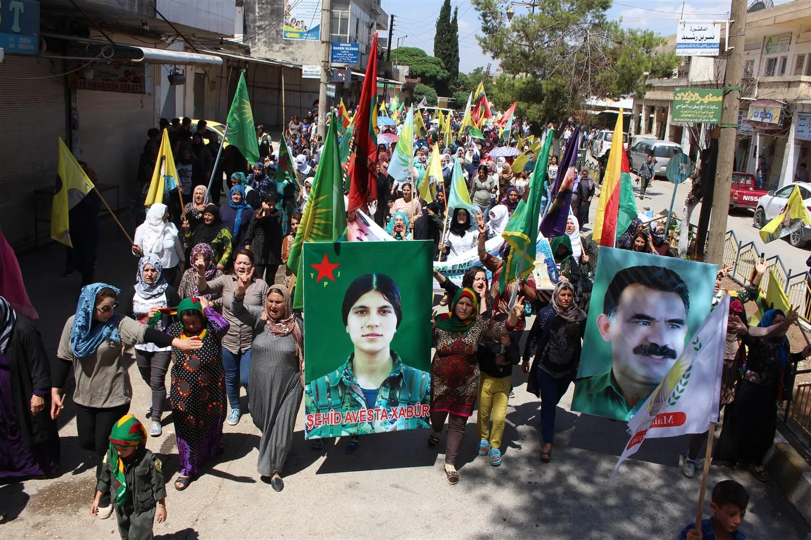 الآلاف ينتفضون في ديرك دعماً لمقاومة عفرين