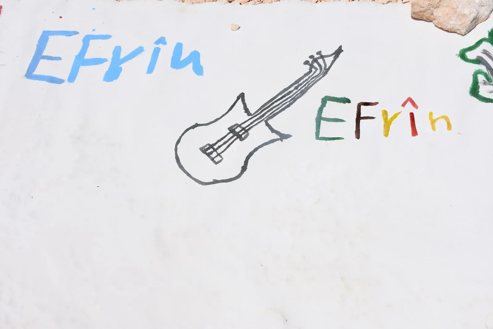 أطفال عفرين يعبرون عما في مخيلتهم عبر الرسم