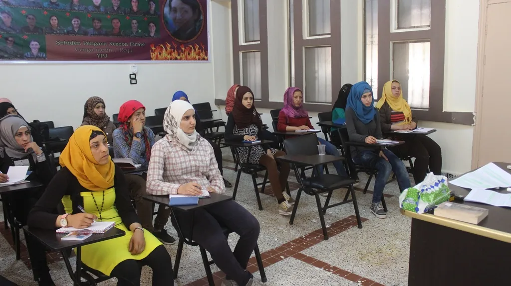 أكاديمية المرأة السورية في الطبقة تفتتح دورة تدريبية خاصة للإداريات