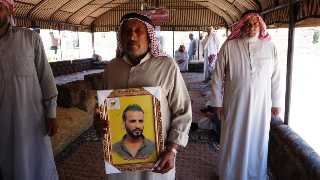 تقديم واجب العزاء لذوي أول شهيد في لجنة الشباب والرياضة بالرقة