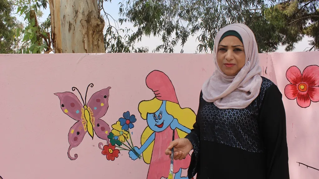 رسومات كرتونية تزين ساحة روضة الأمل في الطبقة