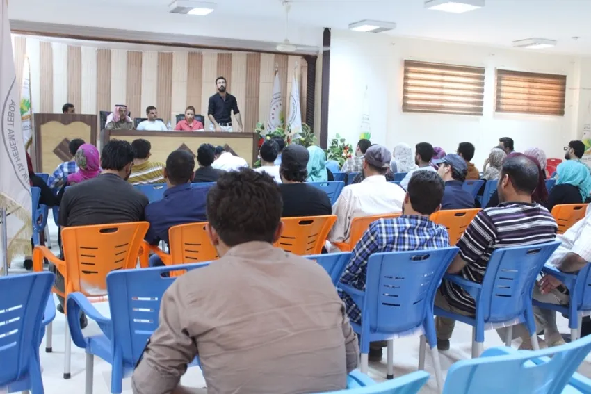 شرح أهمية الجمعيات التعاونية خلال اجتماع في الطبقة