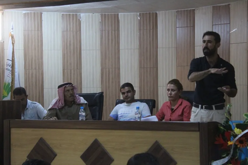 شرح أهمية الجمعيات التعاونية خلال اجتماع في الطبقة