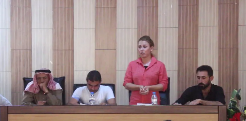 شرح أهمية الجمعيات التعاونية خلال اجتماع في الطبقة