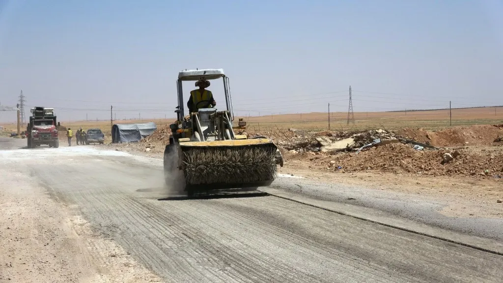 بدء إعادة تأهيل الطرق بناحية عين عيسى
