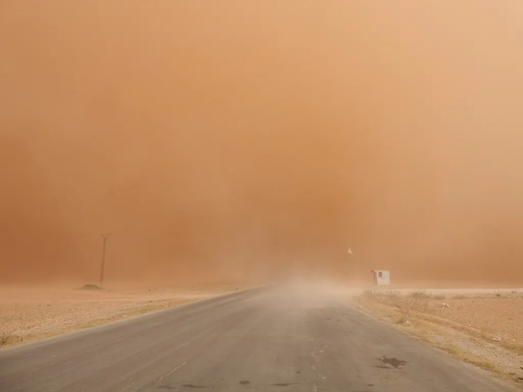 عاصفة رملية تضرب مدينة كري سبي وتحجب الرؤية