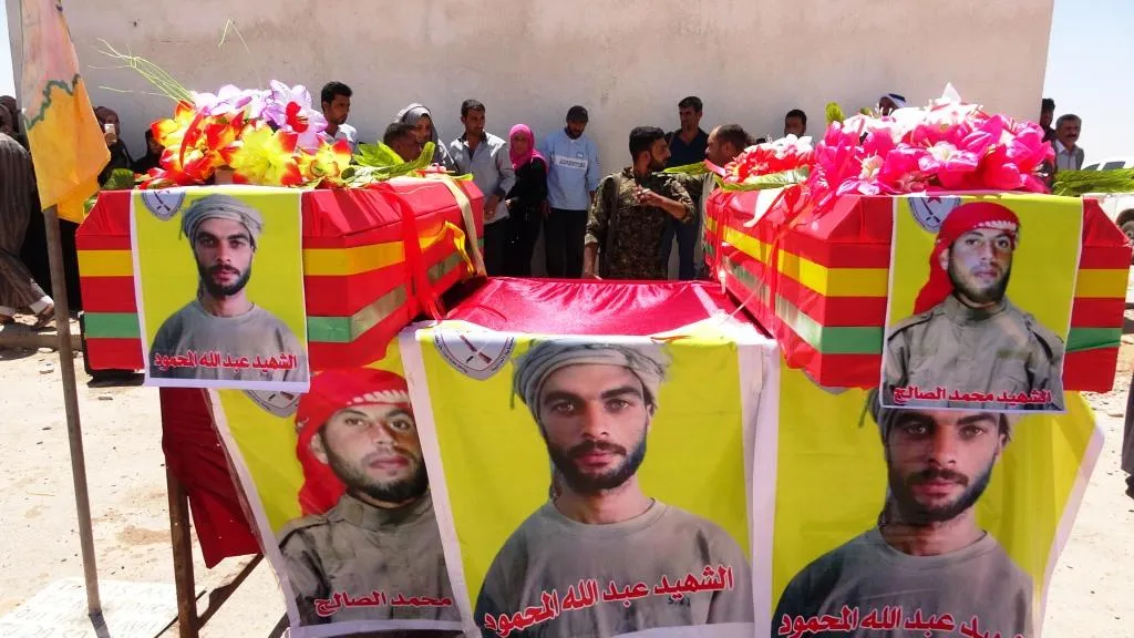 أهالي دير الزور يودعون شهيدين إلى مثواهما الأخير