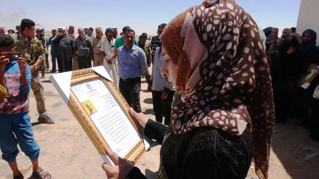 أهالي دير الزور يودعون شهيدين إلى مثواهما الأخير
