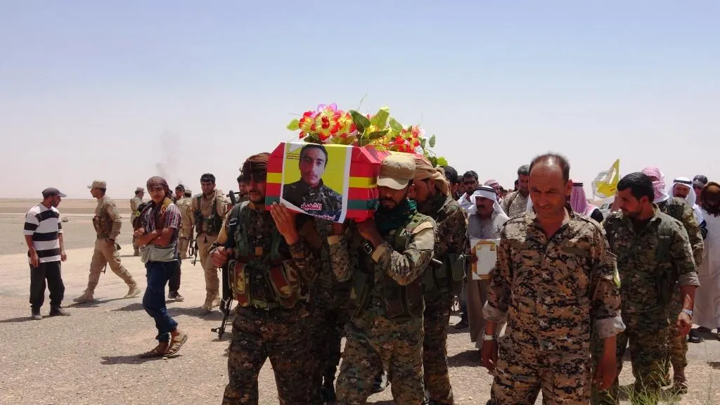 أهالي ديرالزور يودعون الشهيد مجد إلى مثواه الأخير
