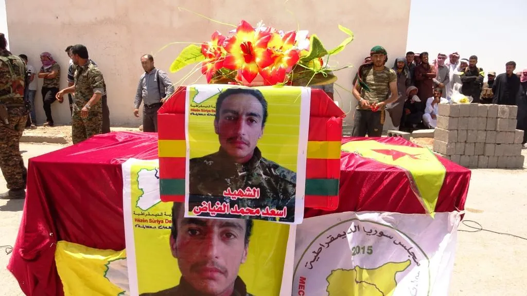 أهالي ديرالزور يودعون الشهيد مجد إلى مثواه الأخير