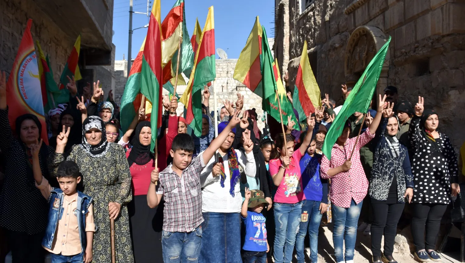 أهالي حلب يقدمون واجب العزاء لذوي الشهيد كندال عفرين