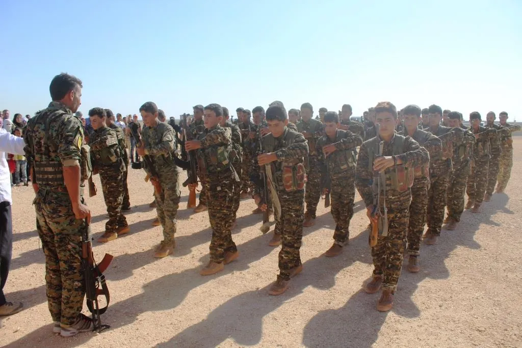 جثمان الشهيد خالد العلاوي يوارى الثرى في مزار الشهداء بالرقة