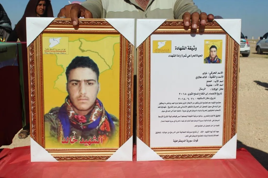 جثمان الشهيد خالد العلاوي يوارى الثرى في مزار الشهداء بالرقة