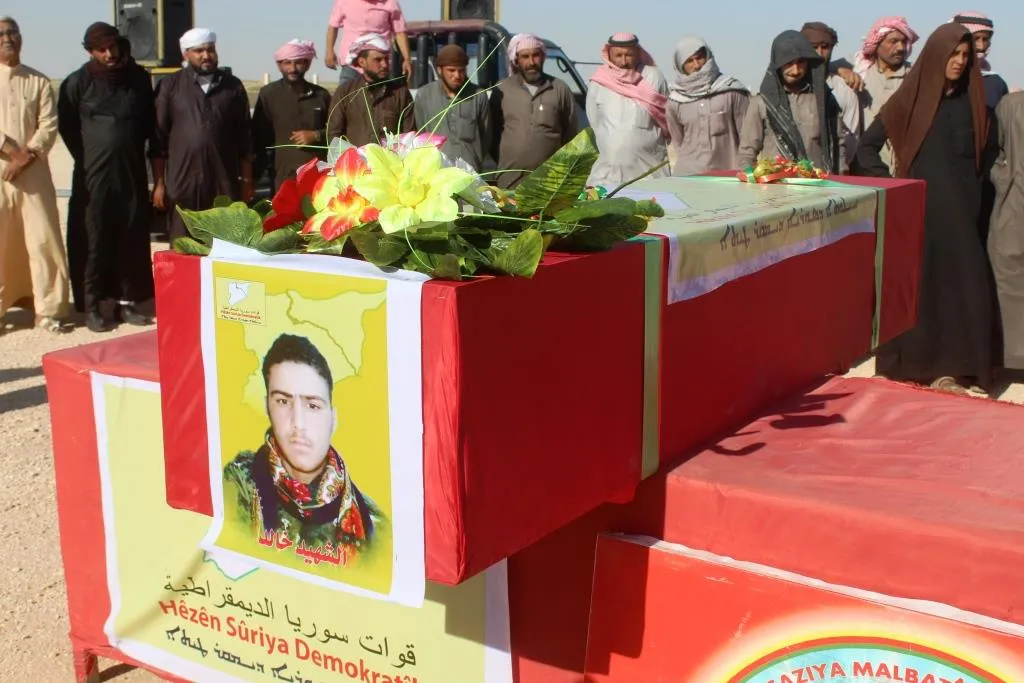 جثمان الشهيد خالد العلاوي يوارى الثرى في مزار الشهداء بالرقة