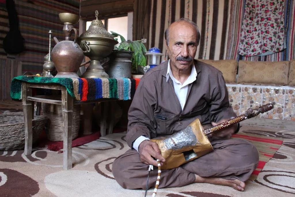 تحلو.. عازف يعشق كمنجته المصنوعة من الصفيح