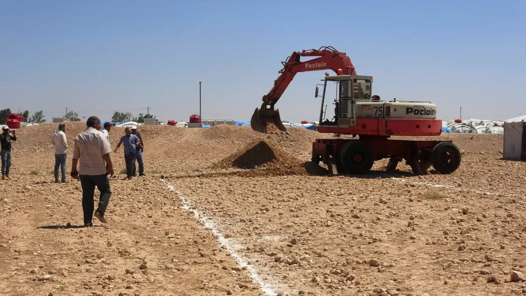 بلدية الشعب تضع حلاً جذرياً لمشكلة مستنقع مخيم عين عيسى