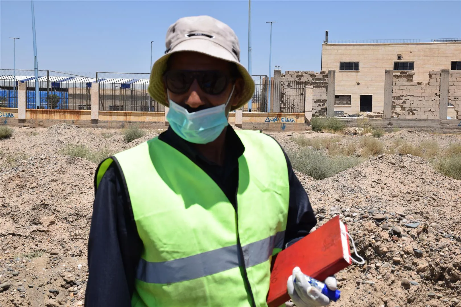 في الرقة.. مقابر جماعية تحوي آلاف الجثث المجهولة وفرق تعمل لإخراجها
