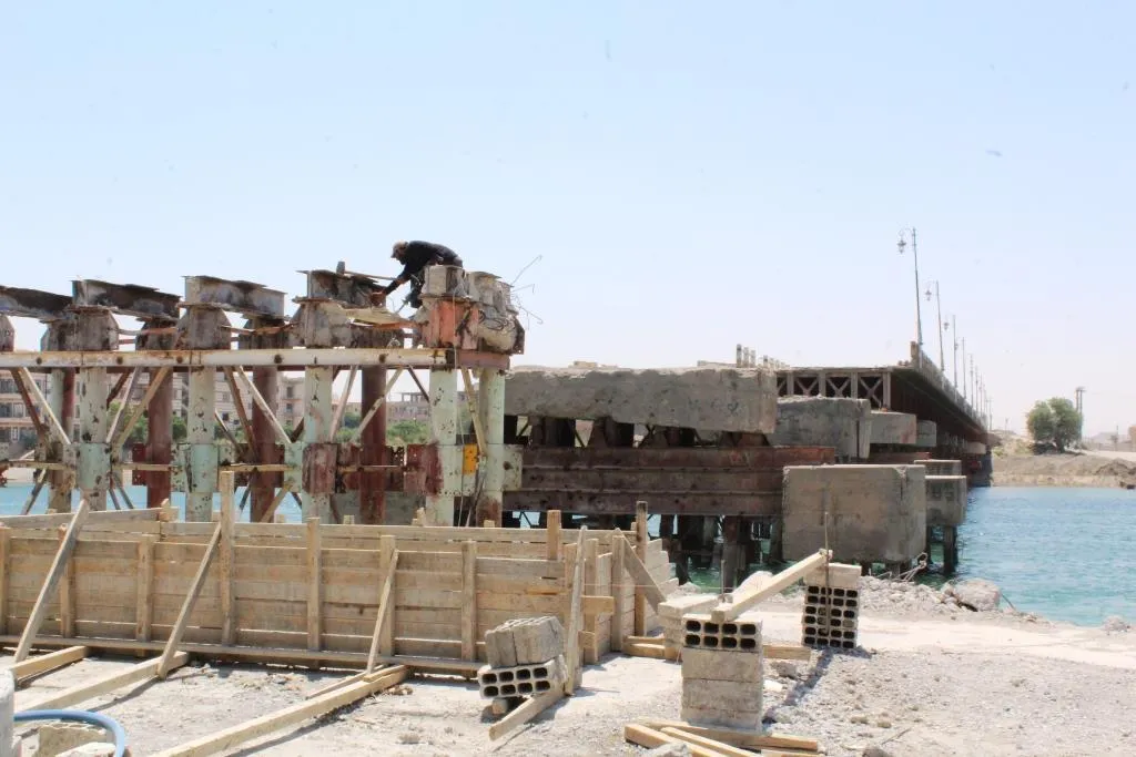 تأهيل الجسر القديم في الرقة فرحة للأهالي لحين الانتهاء منها