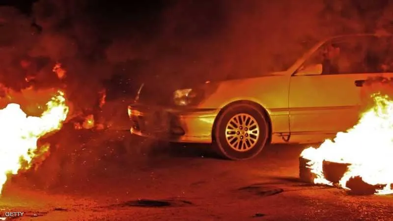 محتجون يحاولون اقتحام محافظة البصرة والشرطة تطلق النار لتفريقهم