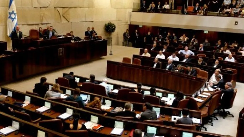 اسرائيل تقر قانون الدولة القومية، والعرب يمزقون نص القانون