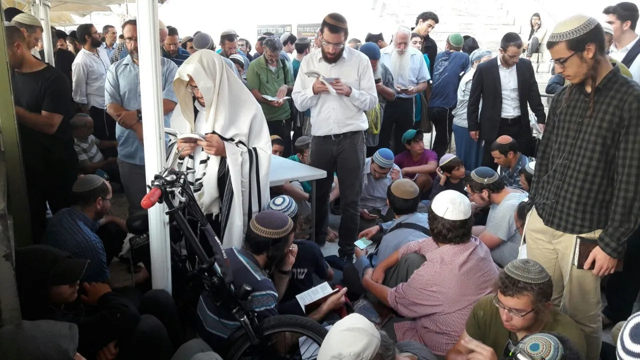 800 مستوطن يقتحمون باحات المسجد الأقصى