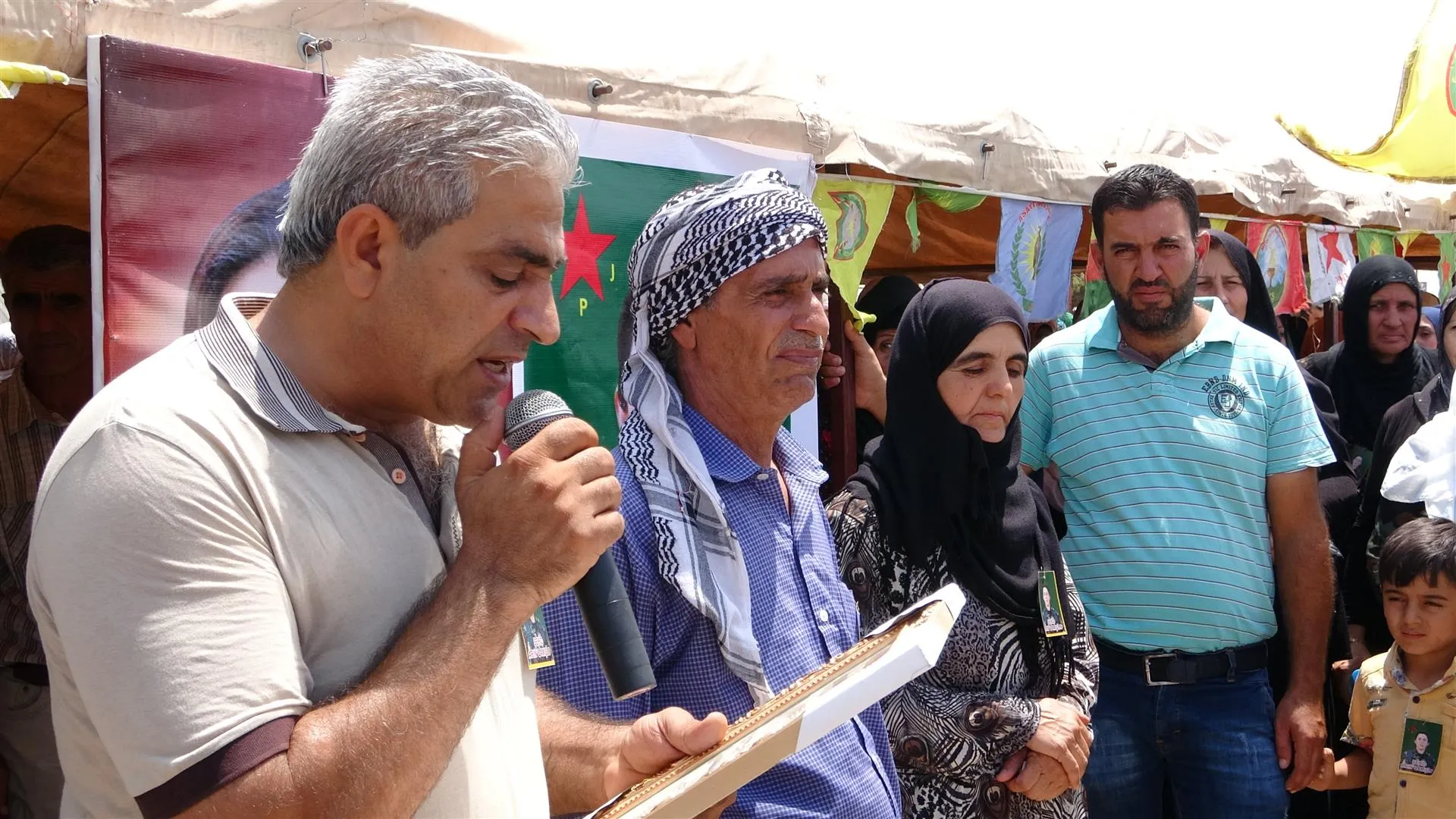 أهالي كركي لكي يقدمون واجب العزاء لذوي الشهيدة آرين قامشلو