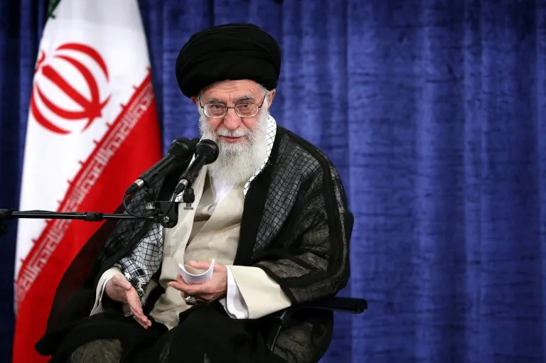 خامنئي يحث أعضاء الحكومة على تعزيز العلاقات مع بلاد الشرق والغرب