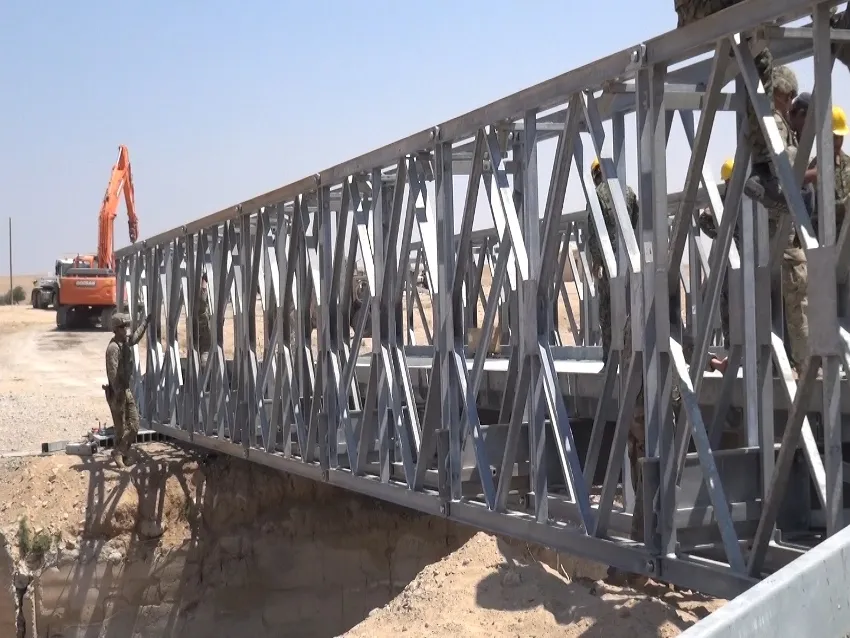 الكتيبة الهندسية تطلق أولى مشاريعها الخدمية في الطبقة